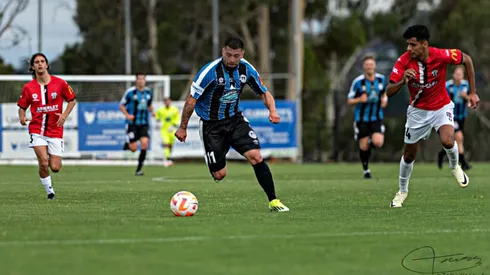 Emanuel Ponce es elegido el mejor jugador extranjero de Australia y sueña con jugar en Primea B de Chile.