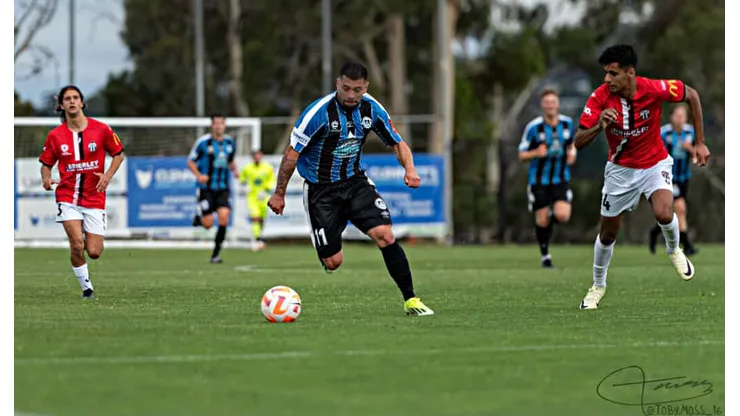 Emanuel Ponce es elegido el mejor jugador extranjero de Australia y sueña con jugar en Primea B de Chile.