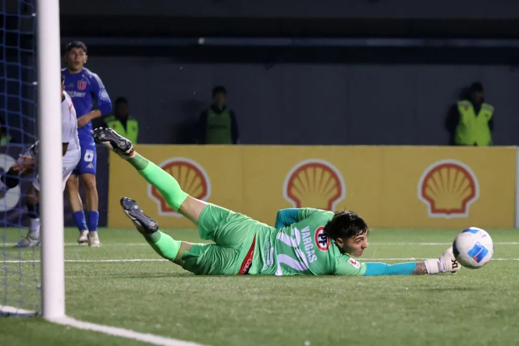 Jaime Vargas atajando contra Universidad de Chile en la Copa Chile | FOTO: Jonnathan Oyarzun/Photosport