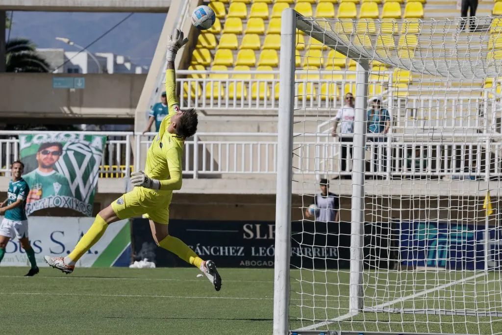 Jaime Vargas atajando una acción de peligro ante Santiago Wanderers | FOTO: Andres Pina/Photosport