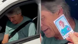 Pellegrini firmando una fotografía cuando jugaba en la U.