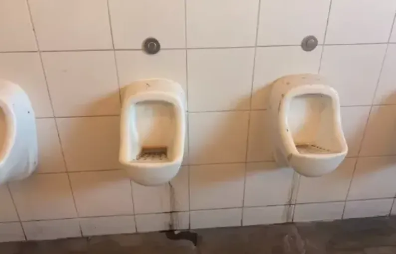 Este era el estado de los urinarios en el Estadio Nacional | FOTO: X (Twitter)