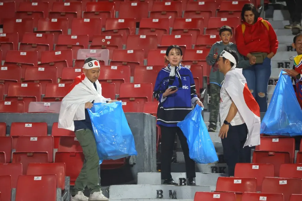 Hinchas de Japón recogiendo la basura del Estadio Nacional | FOTO: Jonnathan Oyarzun/Photosport