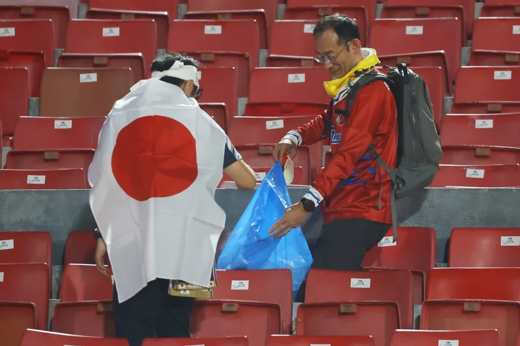 En vez de festejar un triunfo, los japoneses realizaron un acto de respeto | FOTO: Jonnathan Oyarzun/Photosport