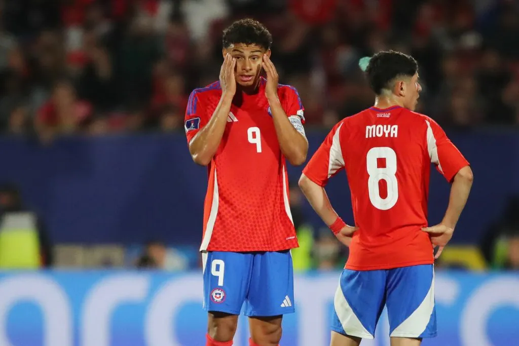 Rossel es protegido por Córdova | Foto: Photosport