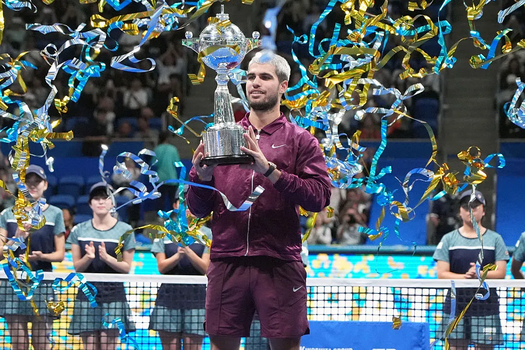 El murciano posa con el trofeo del ATP de Tokio (Getty Images).