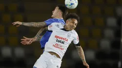 Futbol, Universidad de Chile vs Alianza Lima. Copa Sudamericana 2025. El jugador de Alianza Lima Paolo Guerrero, derecha, disputa el balon con Franco Calderon de Universidad de Chile durante el partido de vuelta de los cuartos de final de la Copa Sudamericana realizado en el estadio Francisco Sanzhez Rumoroso de Coquimbo, Chile. 25/09/2025 Andres Pina/Photosport Football, Universidad de Chile vs Alianza Lima. 2025 Copa Sudamericana Championship. Alianza Lima’s player Paolo Guerrero, right, vies for the ball with Franco Calderon of Universidad de Chile during a Copa Sudamericana Championship quarterfinal second leg match at the Francisco Sanchez Rumoroso stadium in Coquimbo, Chile. 25/10/2025 Andres Pina/Photosport
