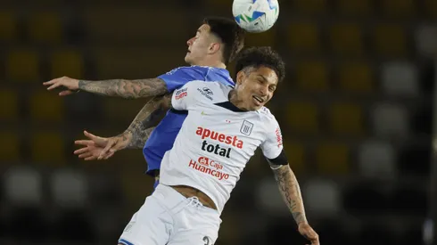 Futbol, Universidad de Chile vs Alianza Lima. Copa Sudamericana 2025. El jugador de Alianza Lima Paolo Guerrero, derecha, disputa el balon con Franco Calderon de Universidad de Chile durante el partido de vuelta de los cuartos de final de la Copa Sudamericana realizado en el estadio Francisco Sanzhez Rumoroso de Coquimbo, Chile. 25/09/2025 Andres Pina/Photosport Football, Universidad de Chile vs Alianza Lima. 2025 Copa Sudamericana Championship. Alianza Lima’s player Paolo Guerrero, right, vies for the ball with Franco Calderon of Universidad de Chile during a Copa Sudamericana Championship quarterfinal second leg match at the Francisco Sanchez Rumoroso stadium in Coquimbo, Chile. 25/10/2025 Andres Pina/Photosport