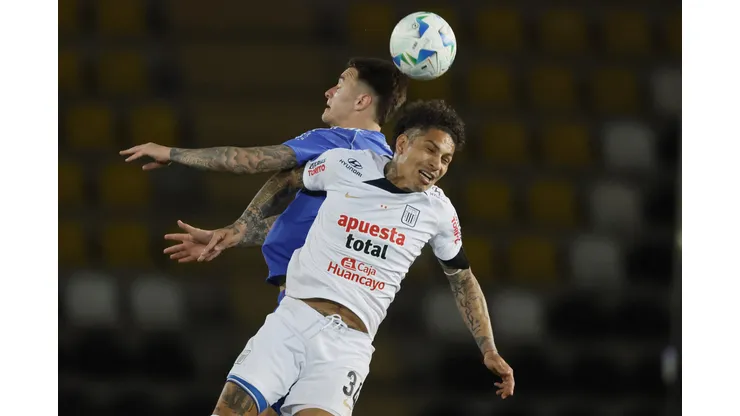 Futbol, Universidad de Chile vs Alianza Lima. Copa Sudamericana 2025. El jugador de Alianza Lima Paolo Guerrero, derecha, disputa el balon con Franco Calderon de Universidad de Chile durante el partido de vuelta de los cuartos de final de la Copa Sudamericana realizado en el estadio Francisco Sanzhez Rumoroso de Coquimbo, Chile. 25/09/2025 Andres Pina/Photosport Football, Universidad de Chile vs Alianza Lima. 2025 Copa Sudamericana Championship. Alianza Lima’s player Paolo Guerrero, right, vies for the ball with Franco Calderon of Universidad de Chile during a Copa Sudamericana Championship quarterfinal second leg match at the Francisco Sanchez Rumoroso stadium in Coquimbo, Chile. 25/10/2025 Andres Pina/Photosport