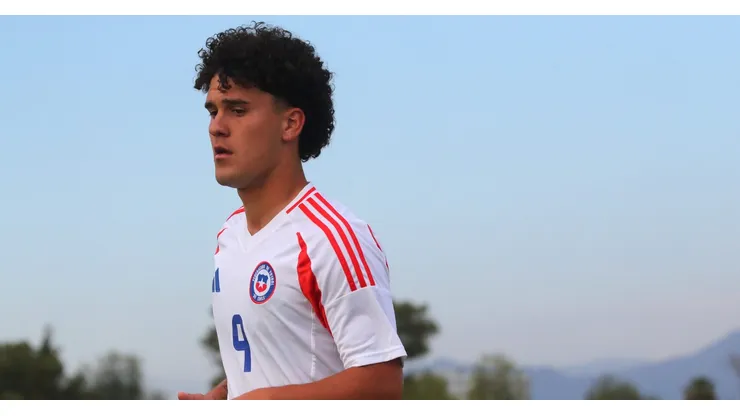 Favian Loyola con la camiseta de la Selección Chilena.