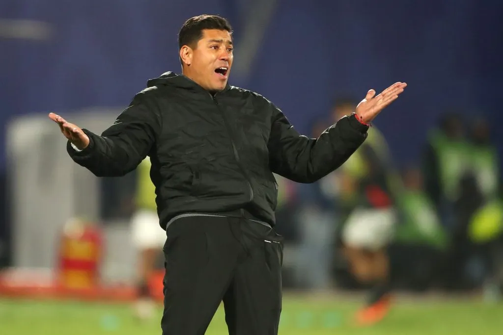 Johnny Herrera le da duro a NIcolás Córdova.