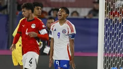 Futbol, Egipto vs Chile. Mundial sub 20, Chile 2025. El jugador de Chile Juan Rossel, centro, se lamenta tras desperdiciar una ocasion de gol contra Egipto durante un partido del grupo A del mundial sub 20 disputado en el estadio Nacional de Santiago, Chile. 03/10/2025 Andres Pina/Photosport Football, Egypt vs Chile. U-20 World Cup Championship. Chile’s player Juan Rossel, center, reacts after wasting a chance of goal against Egypt during a U-20 World Cup, Group A match, at the Nacional stadium in Santiago, Chile. 03/10/2025 Andres Pina/Photosport