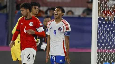 Futbol, Egipto vs Chile. Mundial sub 20, Chile 2025. El jugador de Chile Juan Rossel, centro, se lamenta tras desperdiciar una ocasion de gol contra Egipto durante un partido del grupo A del mundial sub 20 disputado en el estadio Nacional de Santiago, Chile. 03/10/2025 Andres Pina/Photosport Football, Egypt vs Chile. U-20 World Cup Championship. Chile’s player Juan Rossel, center, reacts after wasting a chance of goal against Egypt during a U-20 World Cup, Group A match, at the Nacional stadium in Santiago, Chile. 03/10/2025 Andres Pina/Photosport