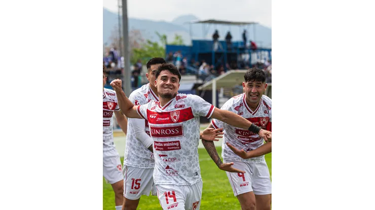 Deportes Copiapó vence a Deportes Recoleta y llega a la cima de la tabla de posiciones.