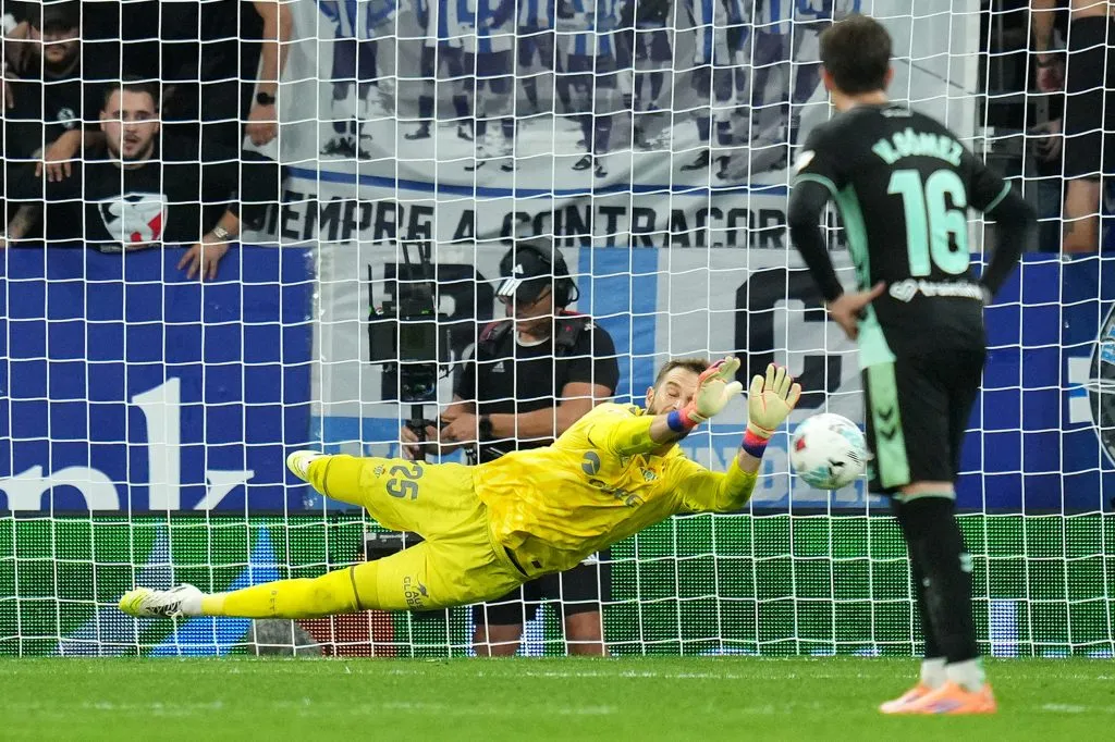 Pau López salvó los tres puntos del Betis con un penal atajado en el minuto 113.