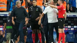 Manuel Pellegrin gana, pero termina indignado con un árbitro en España.