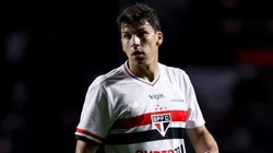 A Tapia le cometieron un grosero penal.