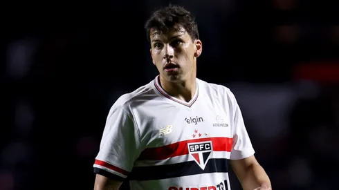 A Tapia le cometieron un grosero penal.