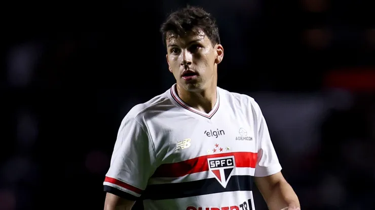 A Tapia le cometieron un grosero penal.