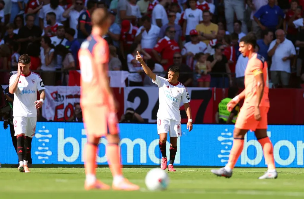 Alexis Sánchez tiene encantado a sus compañeros en el Sevilla FC. Le anotó al Barcelona. (Foto: Getty)