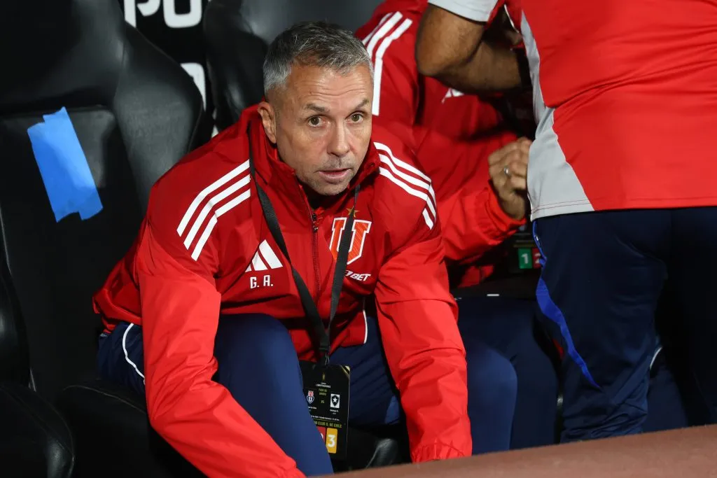 Gustavo Álvarez ya ha sido vinculado a la banca de La Roja. ¿Dejará Universidad de Chile. (Créditos: Photosport)