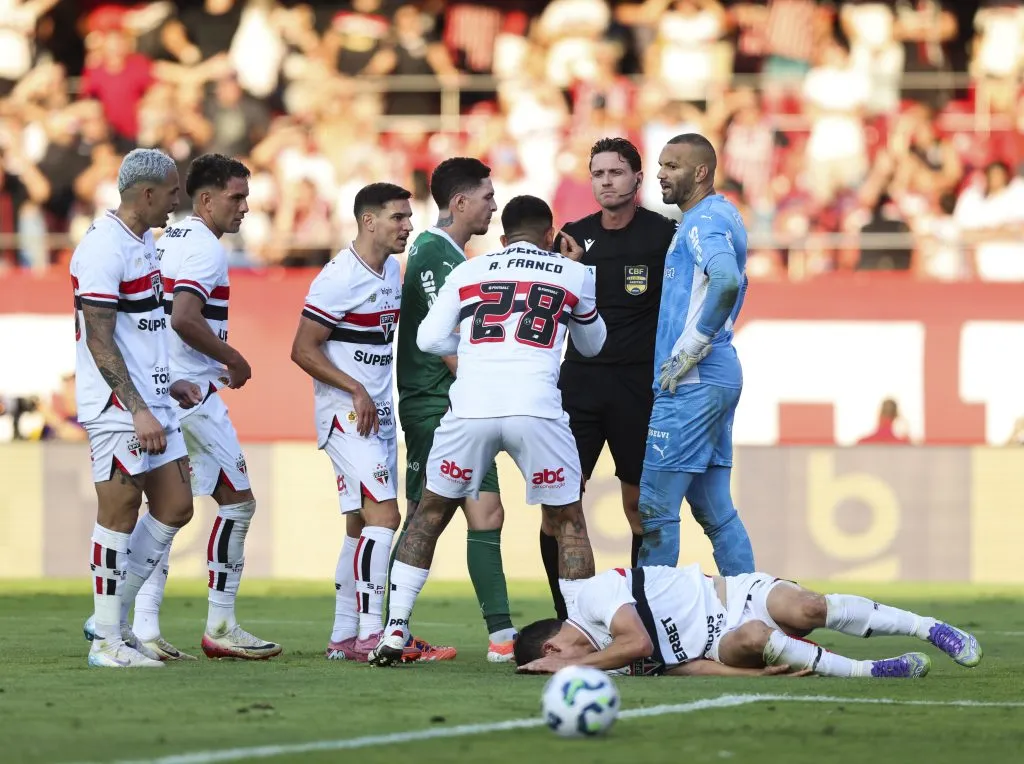 La falta a Tapia que no fue cobrada en Brasil | Foto: Getty Images