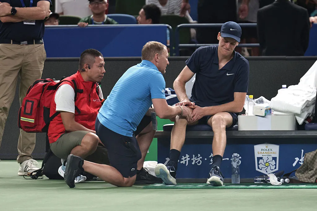 Jannik Sinner dejó una preocupante imagen en Shanghái (Getty Images).