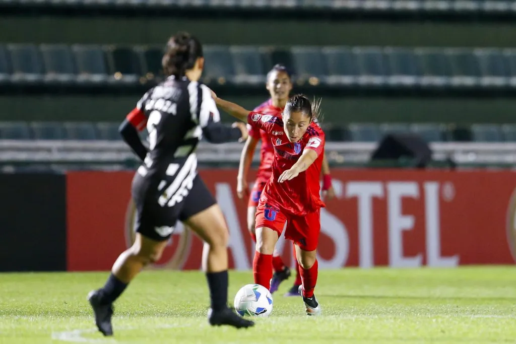 Las Leonas siguen con vida en la Copa Libertadores Fem (@udechilefem).