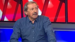 Pollo Véliz se va en picada contra los jugadores.