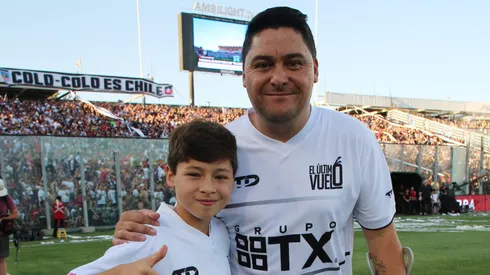 Manuel Neira junto a su hijo Santiago Neira, quien juega en la Sub 11 de Colo Colo. (Foto: Photosport)
