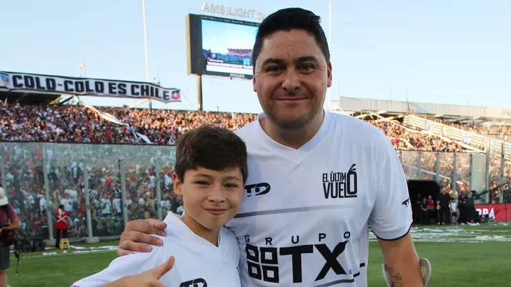 Manuel Neira junto a su hijo Santiago Neira, quien juega en la Sub 11 de Colo Colo. (Foto: Photosport)