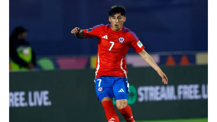 Francisco Marchant espera su oportunidad en el banco de suplentes.