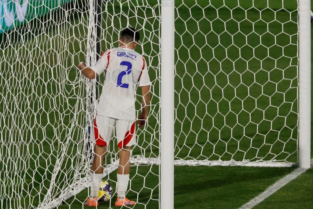 Chile fue a buscar la pelota adentro del arco 4 veces ante México. | Foto: Photosport