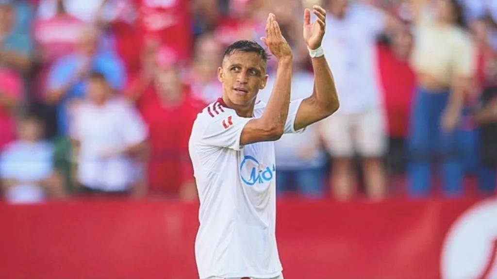 Alexis Sánchez se encuentra lesionado en Sevilla donde se ha convertido en pilar del equipo.