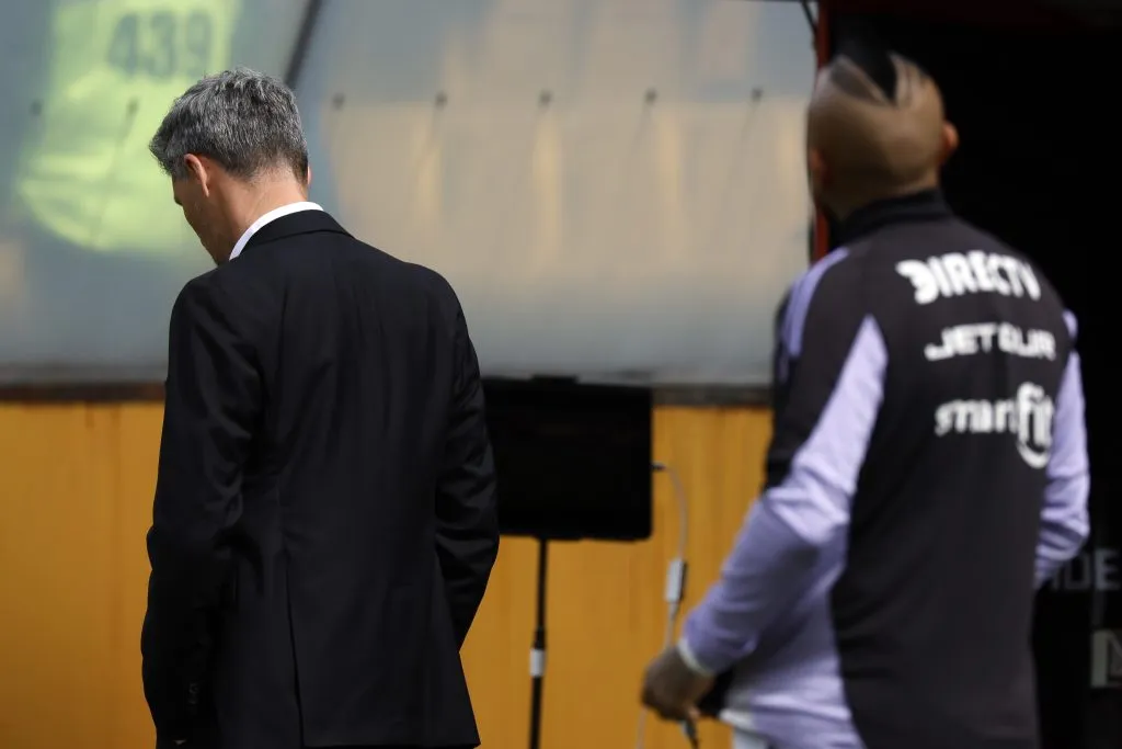 Arturo Vidal acata el cambio de posición que le ordenó Fernando Ortiz en Colo Colo. (Foto: Andrés Piña/Photosport)