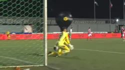 Eduardo Villanueva cometió dos errores que le costaron la derrota a Colo Colo en Puerto Montt. (Foto: Captura)