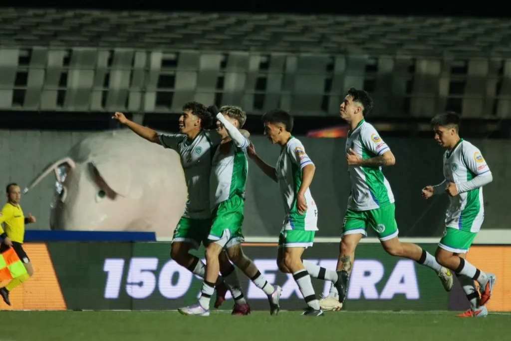 Deportes Puerto Montt venció por 2-1 a Colo Colo en el Estadio Chinquihue. (Foto: @DPMChile)