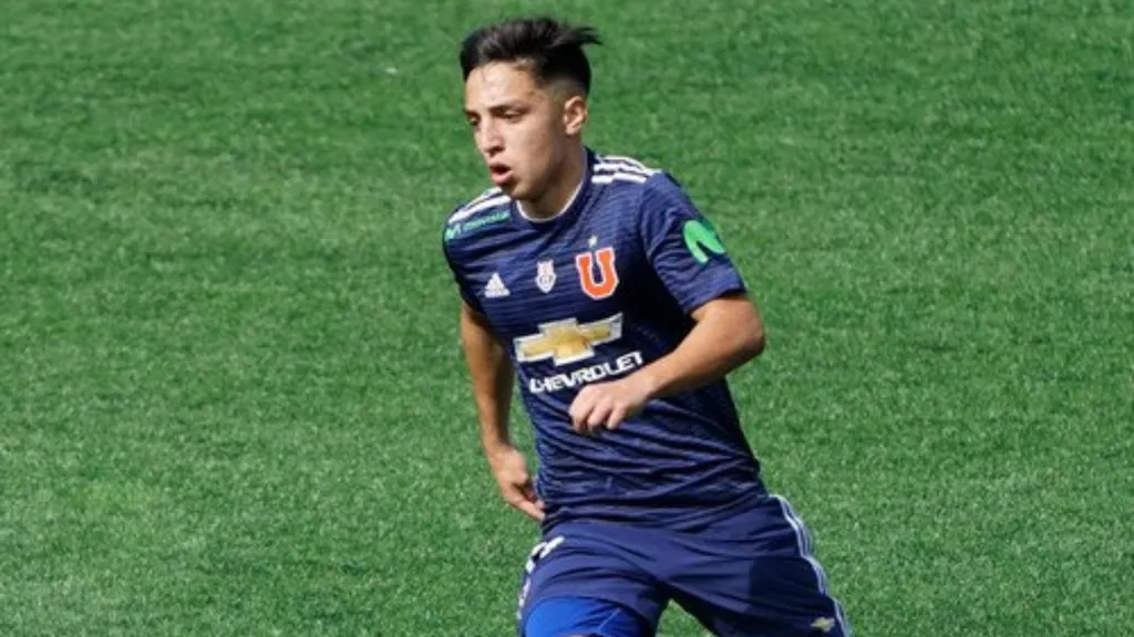 Giovanni Bustos debutó en Universidad de Chile en 2018. Fue su único partido en el club.