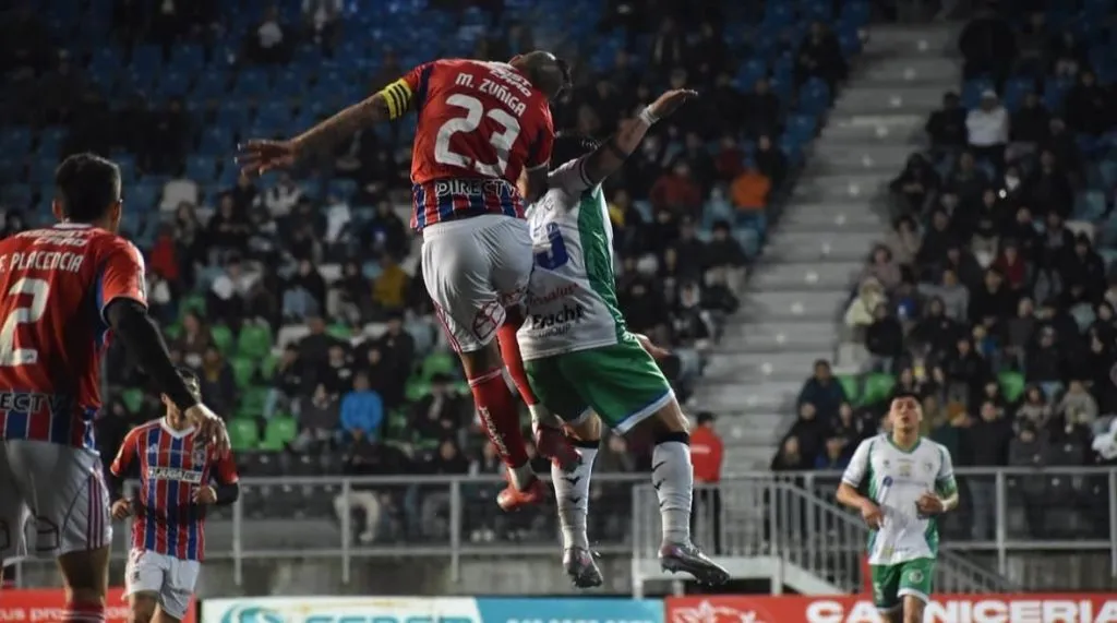 Arturo Vidal fue titular en la visita de Colo Colo a Puerto Montt. (Foto: Somos Rústicos)