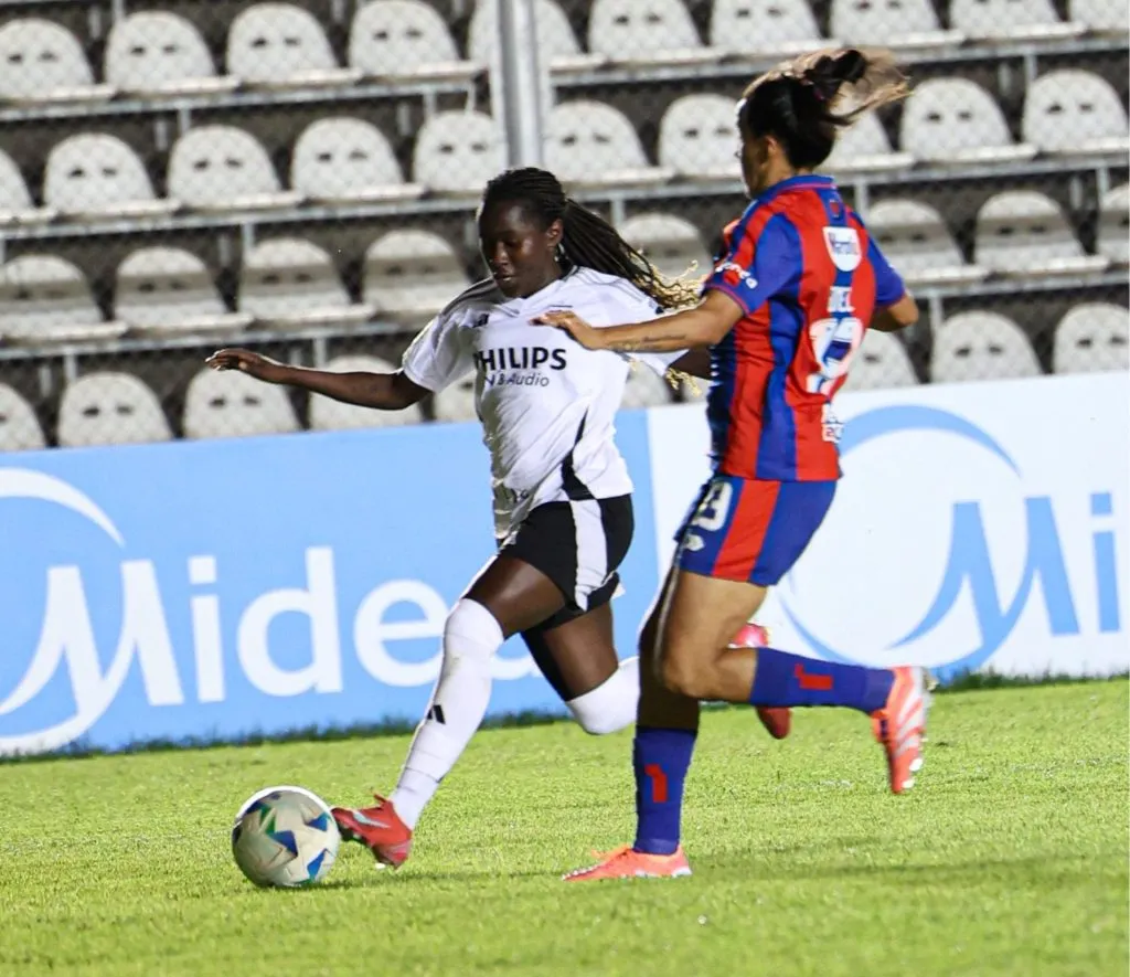 Mary Valencia ha convertido todos los goles de Colo Colo en esta Copa Libertadores Femenina. (Foto: @ColoColoFem)