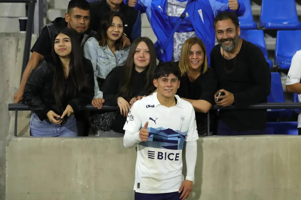 Vicente Cárcamo junto a su familia en su debut con la UC | FOTO: Felipe Zanca/Photosport