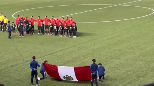 Los hinchas respetaron el himno de Perú