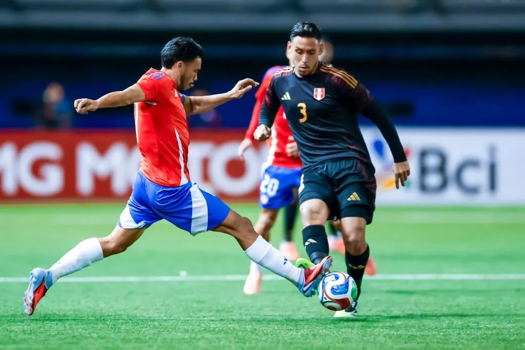 Suazo echó al agua a Alexis Sánchez. | Foto: Photosport