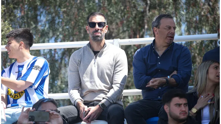 Van Nistelrooy en la galería del Estadio Municipal de San Bernardo.