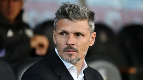 Fernando Ortiz salió a prestarle ropa a uno de sus dirigidos en Colo Colo. (Foto: Javier Torres/Photosport)