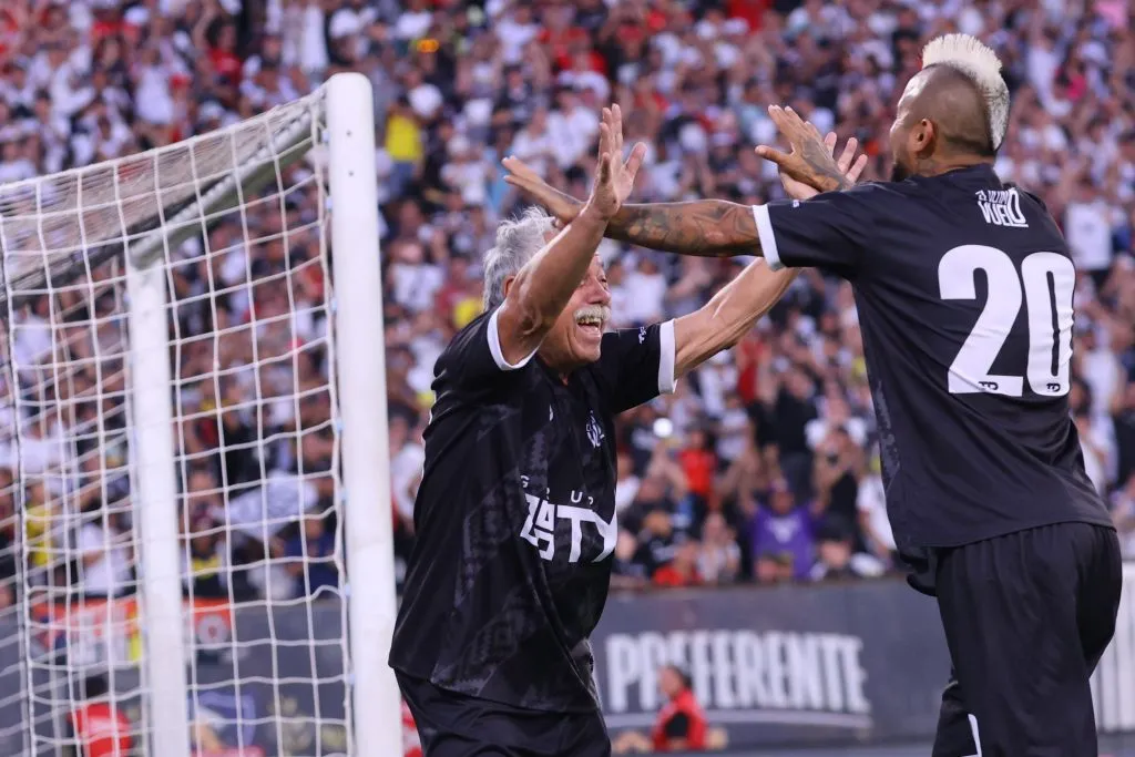 Carlos Caszely y Arturo Vidal en la despedida de Jaime Valdés | FOTO: Marcelo Hernandez/Photosport