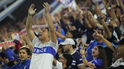 Un hincha de la UC se llevó un recuerdo de la victoria ante Ñublense.