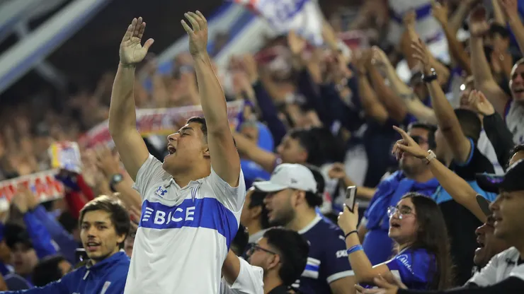 Un hincha de la UC se llevó un recuerdo de la victoria ante Ñublense.