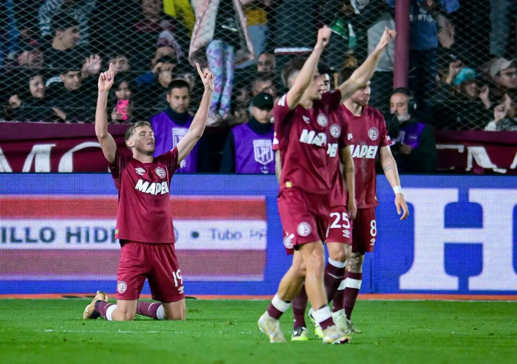 Rodrigo Castillo celebrando uno de sus tantos con la camiseta de Lanús | FOTO: Marcelo Endelli/Getty Images