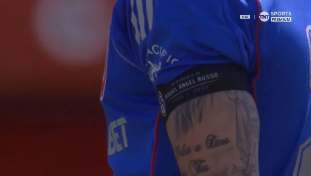 La cinta que portó la U como luto por el fallecimiento de Miguel Ángel Russo. (Foto: Captura TNT Sports Chile)